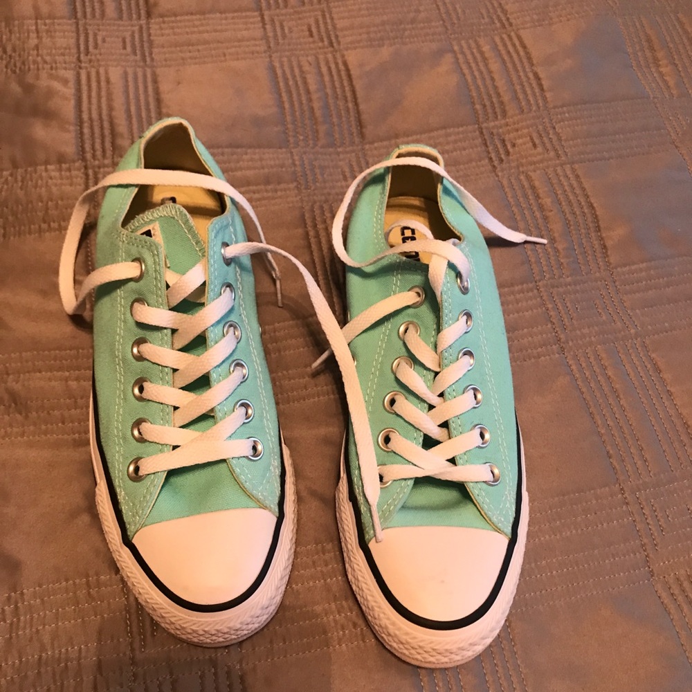 Size 7 mint converse. EUC